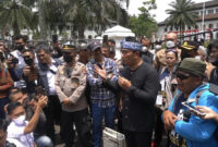 Gubernur Jabar saat memberikan tanggapan dihadapan petani yang sedang unjuk rasa di depan Gedung Sate, Bandung, Senin (26/09).