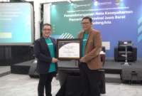 Kepala Dinas Koperasi dan Usaha Kecil Provinsi Jawa Barat Kusmana Hartadji acara penandatangan nota kesepakatan dengan salah satu marketplace terkait penguatan ekosistem ekonomi digital di Gedung Sate, Bandung, Rabu (21/09).