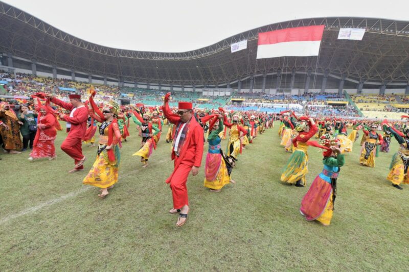 Gubernur Jawa Barat Ridwan Kamil menari dengan 3000 penari ronggeng beken di Kota Bekasi, Jawa Barat.