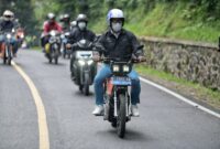 Gubernur Jawa Barat Ridwan Kamil touring menggunakan motor listrik di Ciwidey, Kabupaten Bandung, Sabtu (17/09).