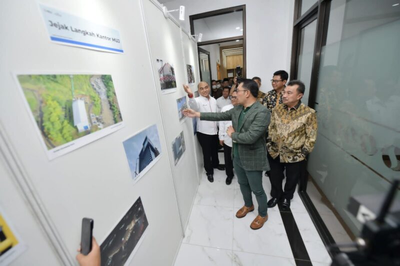 Gubernur Jabar Ridwan Kamil saat meresmikan wajah baru gedung PT MUJ di Kota Bandung, Senin (19/9/2022) malam.