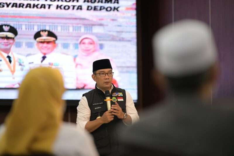 Gubernur Jabar Ridwan Kamil saat melakukan pertemuan dengan sejumlah tokoh lintas agama Kota Depok yang tergabung dalam Forum Kerukuran Umat Beragama (FKUB) di kantor Wali Kota Depok, Rabu (28/9/2022).