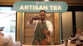 Seorang peracik asal Boyolali Cakra Virajatiteh membuat tea mixology atau tea blending untuk mendapatkan rasa teh yang unik namun enak di Festival Java Tea Experience dalam rangkaian WJIS 2022 di Hotel Trans Luxury Bandung, Kamis (06/10).