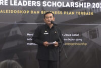 Kadisdik Jabar Dedi Supandi pidato dalam pemberian program Jabar Future Leaders Scholarship 2022 di Gedung Sate, Bandung, Senin (24/10).