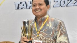 Bupati Sumedang Dony Ahmad Munir menerima piala penghargaan dari Bappenas di Jakarta, Kamis (29/09).