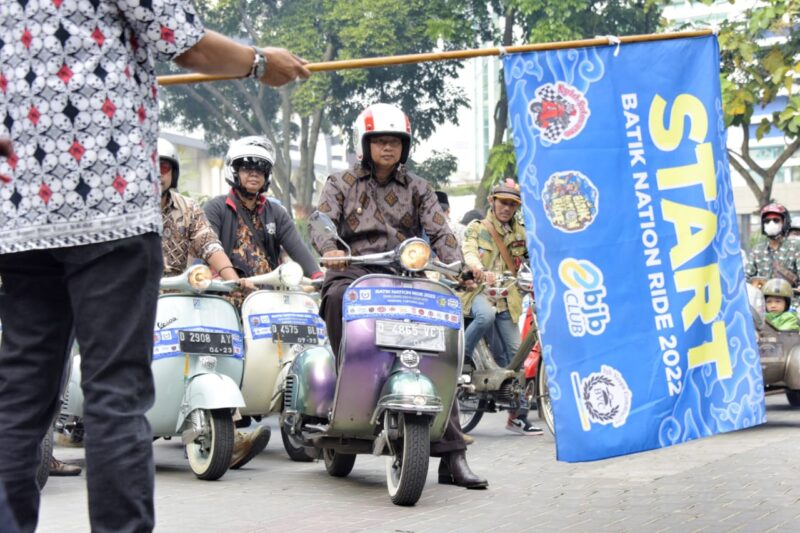 Wakil Gubernur Jawa Barat Uu Ruzhanul Ulum naik vespa gunakan batik di Hari Batik Nasional.