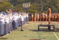 Bupati Sumedang H. Dony Ahmad Munir didaulat menjadi Pembina Upacara di Lingkungan Sekolah SMA Negeri 1 Jatinangor, Senin (24/10/2022).