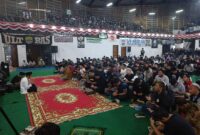 Ratusan supporter sepak bola berdo'a dan shalat ghaib di GOR Saparua, Bandung, Sabtu (8/10).