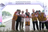 Gubernur Jawa Barat Ridwan Kamil melakukan fungsionalisasi flyover atau jalan layang Kopo di Kota Bandung, Sabtu (1/10/2022). 