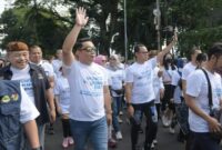 Gubernur Jawa Barat Ridwan Kamil melepas peserta World Walking Day 2022 di GOR Pajajaran, Kota Bogor, Minggu (2/10/2022). 