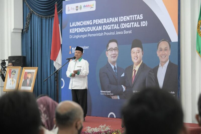 Wakil Gubernur Jabar Uu Ruzhanul Ulum saat meluncurkan Digital ID di Aula Barat Gedung Sate, Kota Bandung, Selasa (18/10/2022).