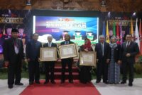 Ketiga Guru Besar UPI mendapat apresiasi dari Rektor UPI Prof. Dr. M. Solehuddin, M.Pd., MA  usai pidato kehormatannya di Gedung Achmad Sanusi UPI Bandung, Rabu (19/10).