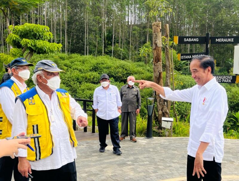 Presiden Joko Widodo meninjau pembangunan infrastruktur kawasan Ibu Kota Nusantara (IKN), di Kabupaten Penajam Paser Utara, Provinsi Kalimantan Timur, Selasa (25/10/2022).