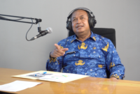 Kepala DKPP Jabar tengah Podcast sosialisasi tentang PMK di PRSSNI, Bandung, Kamis (17/11).