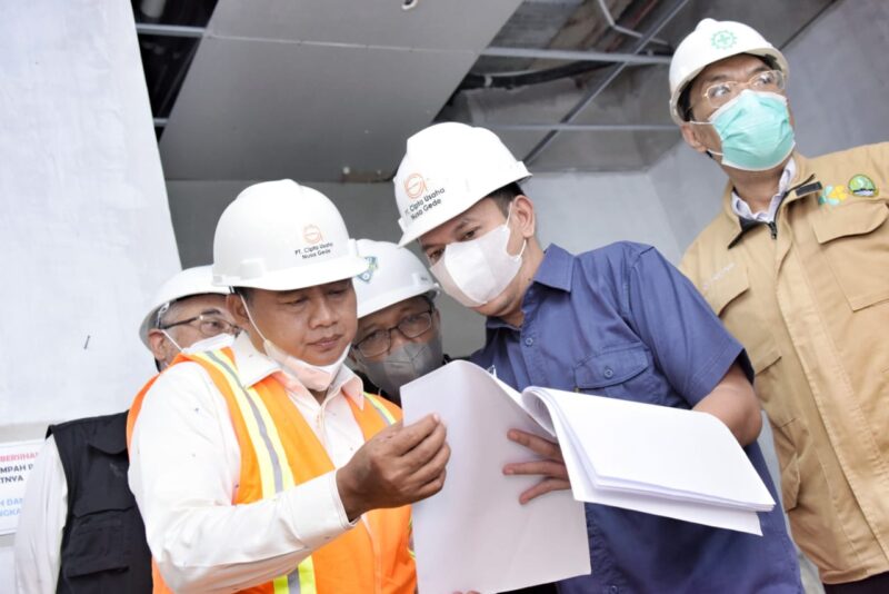 Wakil Gubernur Jawa Barat Uu Ruzhanul Ulum saat meninjau pelaksanaan pembangunan gedung di Rumah Sakit Umum Daerah (RSUD) Kota Bogor, Rabu (9/11/2022).