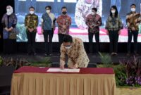 Gubernur Jawa Barat Ridwan Kamil menghadiri Penandatanganan Komitmen Bersama dan Rencana Aksi Pengelolaan Persampahan di Wilayah DAS Citarum Tahun 2022- 2025 pada Program Improvement of Solid Waste Management to Support Regional and Metropolitan Cities Project (ISWMP) di JS Luwansa Hotel and Convention Center, Jakarta, Jumat (18/11/2022).