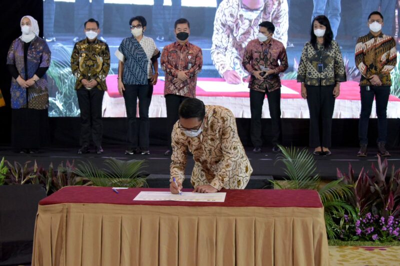 Gubernur Jawa Barat Ridwan Kamil menghadiri Penandatanganan Komitmen Bersama dan Rencana Aksi Pengelolaan Persampahan di Wilayah DAS Citarum Tahun 2022- 2025 pada Program Improvement of Solid Waste Management to Support Regional and Metropolitan Cities Project (ISWMP) di JS Luwansa Hotel and Convention Center, Jakarta, Jumat (18/11/2022).