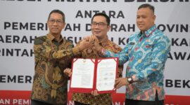 Gubernur Jawa Barat Ridwan Kamil melakukan  penandatanganan Kesepakatan Bersama dengan Pemda Provinsi DKI Jakarta dan Pemda Kota Bekasi terkait rencana Pembangunan Angkutan Umum Massal Perkotaan Koridor Barat - Timur (MRT East – West) di Gedung Sate, Kota Bandung, Jumat (17/2/2023).