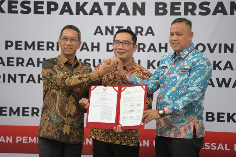 Gubernur Jawa Barat Ridwan Kamil melakukan  penandatanganan Kesepakatan Bersama dengan Pemda Provinsi DKI Jakarta dan Pemda Kota Bekasi terkait rencana Pembangunan Angkutan Umum Massal Perkotaan Koridor Barat - Timur (MRT East – West) di Gedung Sate, Kota Bandung, Jumat (17/2/2023).