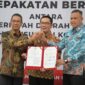 Gubernur Jawa Barat Ridwan Kamil melakukan  penandatanganan Kesepakatan Bersama dengan Pemda Provinsi DKI Jakarta dan Pemda Kota Bekasi terkait rencana Pembangunan Angkutan Umum Massal Perkotaan Koridor Barat - Timur (MRT East – West) di Gedung Sate, Kota Bandung, Jumat (17/2/2023).