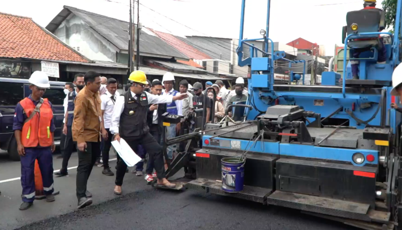 Gubernur Jawa barat Ridwan Kamil tengah sidak perbaikan Jalan Kartini, Kota Bekasi, Rabu (29/03).