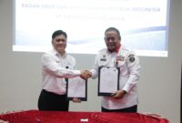 Direktur Utama PTDI, Gita Amperiawan (kiri) dan Wakil Kepala BSSN, Komjen Pol. Luki Hermawan, di PT DI Bandung Rabu (15/03).