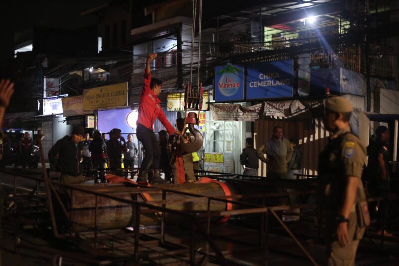 Satpol PP Kota Bandung menertibkan dua titik reklame di Jalan Ir. H. Djuanda (kawasan Terminal Dago) Kota Bandung, Senin (28/03).