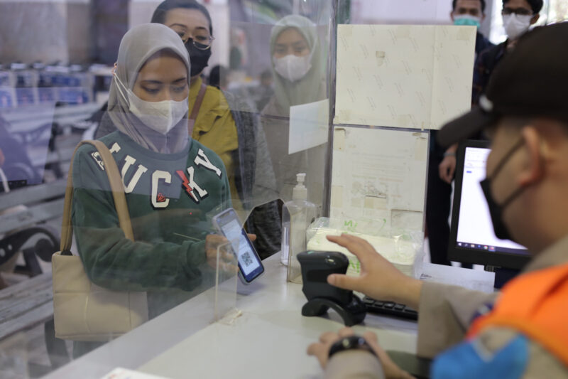 Penumpang tengah boarding di Stasion Bandung.