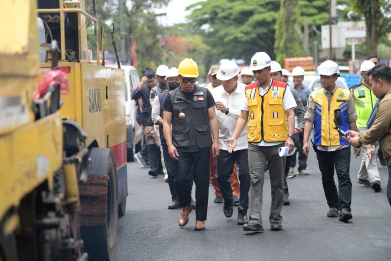 Gubernur Jawa Barat Ridwan Kamil menginseksi perbaikan Jalan di Kota Sukabumi, Sabtu (01/04).