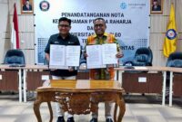 Penandatanganan MoU antara Direktur Hubungan Kelembagaan Jasa Raharja Munadi Herlambang dan Rektor Universitas Halu Oleo Kendari Prof. Dr. Muhammad Zamrun F.,S.Si, M.si., M.Sc., di Kendari, Sulawesi Tenggara, pada Kamis, (30/03).