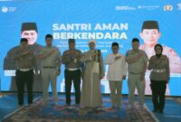 Direktur Hubungan Kelembagaan PT Jasa Raharja Munadi Herlambang saat melakukan sosialisasi dengan tema Santri Aman Berkendara di Pesantren Islam Internasional Asy-Syifaa Wal Mahmuddiyyah, Pamulihan Kabupaten Sumedang, Kamis (06/04).