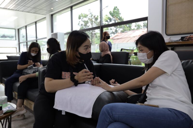 Petugas tengah memberikan layanan kecantikan di Stasiun Bandung