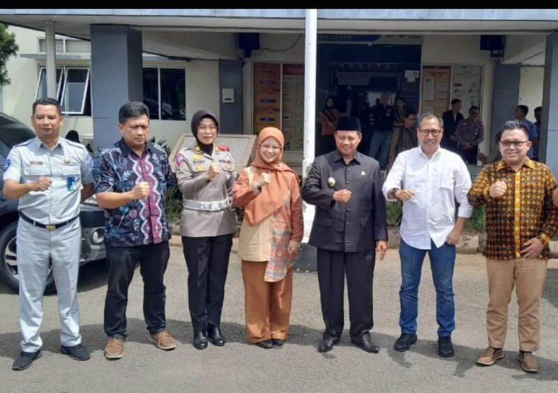 Wakil Gubernur Jawa Barat uu Ruzhanul Ulum dalam kunjunganya ke Samsat Rancaekek, kabupaten Bandung.