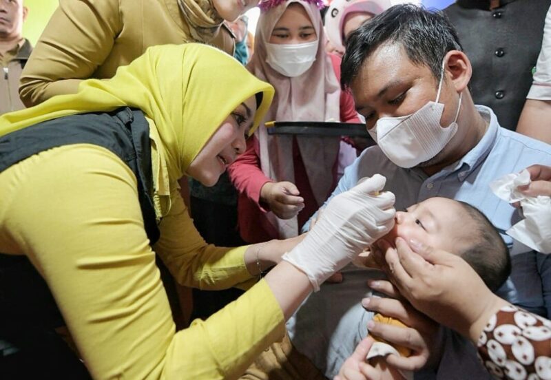 Ketua Penggerak PKK Jabar Atalia Praratya memberikan imunisasi polio.