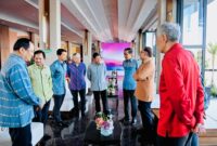 Presiden Joko Widodo yang tampak mengenakan tenun berwarna biru menyambut kedatangan para pemimpin di lobi Hotel Meruorah.