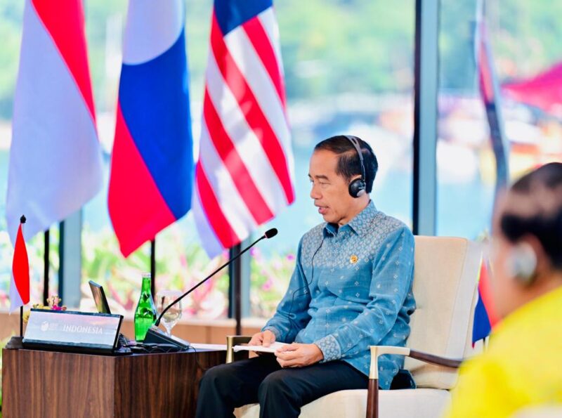 Presiden Joko Widodo membuka Sesi Retreat Konferensi Tingkat Tinggi (KTT) Ke-42 ASEAN yang digelar di Komodo Ballroom, Meruorah Convention Center, Labuan Bajo, Kabupaten Manggarai Barat, Provinsi Nusa Tenggara Timur (NTT) pada Kamis, 11 Mei 2023.