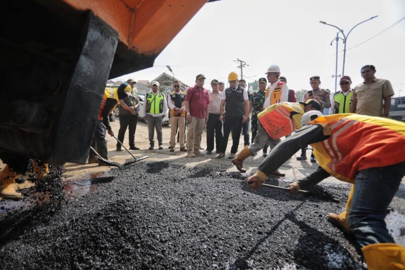 Gubernur Jawa Barat Ridwan Kamil meninjau perbaikan jalan di Kabupaten Bandung Barat.