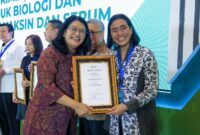 Direktur Hubungan Kelembagaan Bio Farma, Sri Harsi Teteki menerima penghargaan.