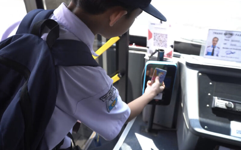 Seorang pelajar menjajal BTS di Trans Metro Pasundan