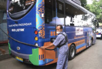 Petugas mengisi daya Bus Rapid Transit di Terminal Leuwipanjang, Bandung.