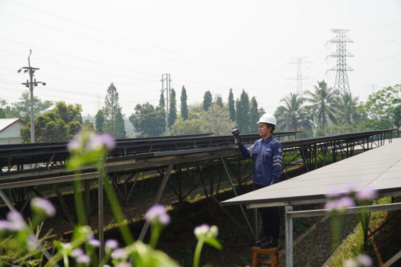 Petugas tengah mengecek suhu solar panel di PLTS Cirata, Kabupaten Purwakarta.