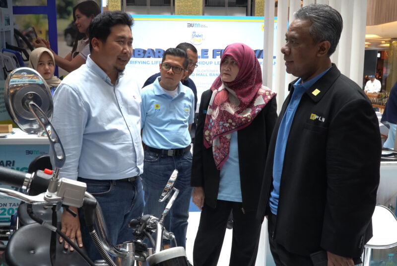 Direktur Legal and Management Human Capital PLN Yusuf Didi Setiarto dan Generam Manager PLN UID Jabar Susiana Mutia tengah melihat motor listrik dalam Pameran Jabar Smile 3.0 Festival di Atrium TSM Bandung, Rabu (27/9).