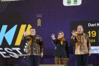 Plt Asisten Administrasi Umum Setda Provinsi Jabar Hening Widyatmoko dan Kepala Diskominfo Jabar Ika Mardiah saat membuka IKP Fest 2024 di Kabupaten Karawang, Kamis (18/7/2024).