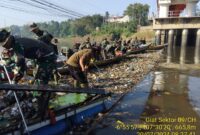 Sebanyak 215 personel yang terdiri dari TNI, Polri, Dinas Sumber Daya Air Jabar, BPBD Jabar, BBWS dan serta unsur masyarakat bahu-membahu melakukan pengangkatan sampah yang berada di kawasan Jembatan Babakan Sapan (BBS), Desa Selacau, Kecamatan Batujajar, Kabupaten Bandung Barat, Sabtu (20/7/2024). (Foto: Satgas Citarum Harum)