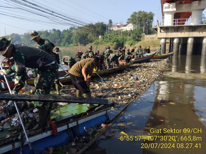 Sebanyak 215 personel yang terdiri dari TNI, Polri, Dinas Sumber Daya Air Jabar, BPBD Jabar, BBWS dan serta unsur masyarakat bahu-membahu melakukan pengangkatan sampah yang berada di kawasan Jembatan Babakan Sapan (BBS), Desa Selacau, Kecamatan Batujajar, Kabupaten Bandung Barat, Sabtu (20/7/2024). (Foto: Satgas Citarum Harum)