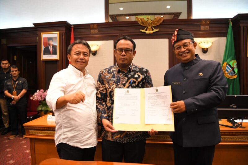 Sekda Jabar Herman Suryatman menghadiri Rapat Koordinasi Dinas Ketahanan Pangan dan Peternakan (DKPP) Provinsi dan Kabupaten/Kota Se-Jawa Barat di Gedung Sate, Kota Bandung, Kamis (18/7/2024).