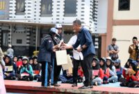 Pj Gubernur Jabar Bey Machmudin meninjau pelaksanaan Masa Pengenalan Lingkungan Sekolah (MPLS) di SMK Negeri 3, Kabupaten Kuningan, Kamis (18/7/2024).