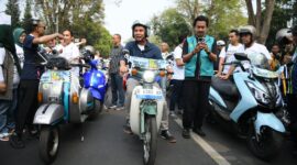 Penjabat Gubernur Bey Machmudin menaiki motor bekjul hijau yang telah dikonversi jadi kendaraan listrik saat konvoi EV Fun Carnival - West Java Festival 2024 di Jalan Diponegoro, Kota Bandung, Jumat (23/8/2024).