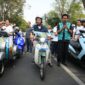 Penjabat Gubernur Bey Machmudin menaiki motor bekjul hijau yang telah dikonversi jadi kendaraan listrik saat konvoi EV Fun Carnival - West Java Festival 2024 di Jalan Diponegoro, Kota Bandung, Jumat (23/8/2024).