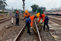 Petugas Daop 2 Bandung tengah memperbaiki rel dan wesel jalur KA di sekitaran Stasiun Bandung.